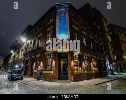 Vue nocturne de la maison publique du château d'Édimbourg, Ancoats, Manchester. Banque D'Images