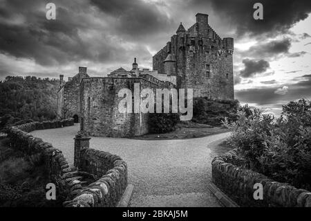 Effet noir et blanc du château d'Eilean Donan depuis le pont, en Écosse Banque D'Images