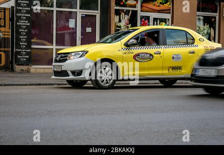 Bucarest/Roumanie - 05.01.2020: Une voiture dans la rue appartenant à la compagnie de taxi Titan, la guerre entre les compagnies de taxi et les compagnies de transport de voiture comme Uber, Banque D'Images