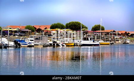 Photo panoramique des bateaux à marée haute dans le port ostreicole de Larros de la commune Gujan-Mestra située sur la rive du bassin d'Arcachon en France Banque D'Images