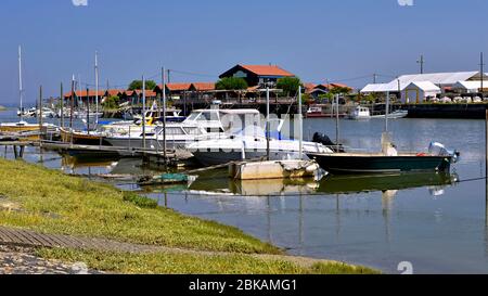 Photo panoramique des bateaux à marée haute dans le port ostreicole de Larros de la commune Gujan-Mestra située sur la rive du baie d'Arcachon Banque D'Images