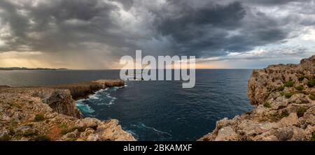 Vue panoramique sur le paysage côtier avec de spectaculaires nuages de tempête au-dessus, au Cap de Cavalleria, au nord de Minorque, Espagne Banque D'Images