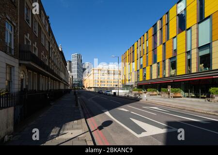 Coin Street Neighborhood Center sur Stamford Street avec vue vers South Bank place et le London Eye Banque D'Images