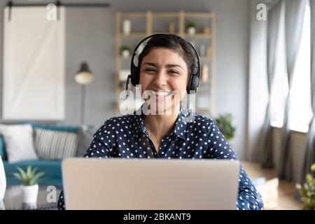 Une femme indienne heureuse tuteur professionnel instruire le client en ligne. Banque D'Images