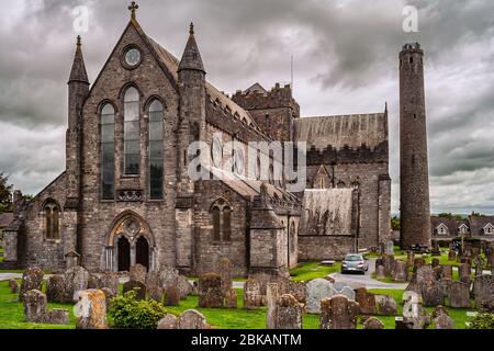 Kilkenny en Irlande, cathédrale St Canice, église gothique datant du XIIIe siècle et tour médiévale chrétienne celtique dédiée à St Cani Banque D'Images