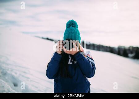 la fille prend des photos en hiver Banque D'Images