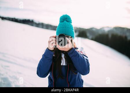 la fille prend des photos en hiver Banque D'Images