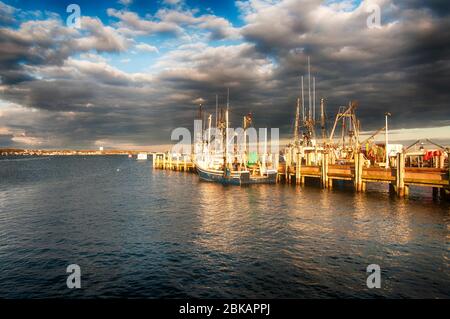 Divers bateaux amarrés au quai Macmillan à Provincetown, Massachusetts, sur Cape Cod Bay au coucher du soleil. Banque D'Images