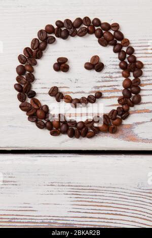 Grains de café disposés dans un visage souriant. Banque D'Images