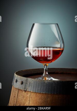 verre de cognac sur vieux tonneau en bois Banque D'Images