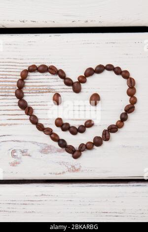 Émoticône coeur en grains de café. Banque D'Images