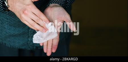 Nettoyage des mains avec une serviette en papier blanc. Soins de la peau et du visage. Moyens pour éliminer la saleté, les bactéries et les virus des mains Banque D'Images