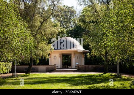 Fontaine temple dans le parc Fritz-Encke dans le quartier Raderthal, Cologne, Allemagne. Brunnentempel im Fritz-Encke-Volkspark à Stadtteil Raderthal, K. Banque D'Images