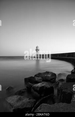 Le phare du village suédois Raa à la périphérie d'Helsingborg au coucher du soleil. Banque D'Images