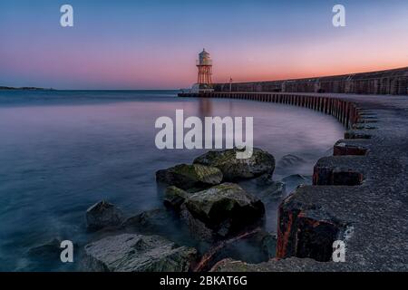 Le phare du village suédois Raa à la périphérie d'Helsingborg au coucher du soleil. Banque D'Images