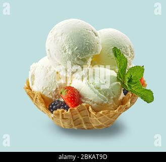glace à la vanille dans le panier à gaufres isolé sur fond bleu pastel Banque D'Images