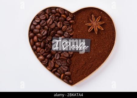 Coeur décoratif créé à partir de grains de café et de café instantané.
