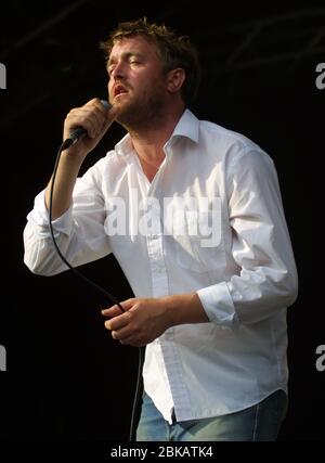 CHELMSFORD, ANGLETERRE - 18 AOÛT : Guy Garvey de Elbow, se produit au V2002, Fun in the Hylands Park Festival le 18 août 2002 à Chelmsford Banque D'Images