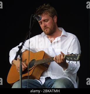 CHELMSFORD, ANGLETERRE - 18 AOÛT : Guy Garvey de Elbow, se produit au V2002, Fun in the Hylands Park Festival le 18 août 2002 à Chelmsford Banque D'Images