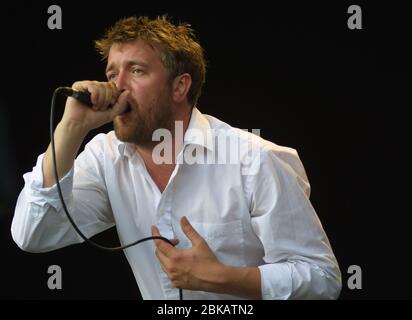 CHELMSFORD, ANGLETERRE - 18 AOÛT : Guy Garvey de Elbow, se produit au V2002, Fun in the Hylands Park Festival le 18 août 2002 à Chelmsford Banque D'Images