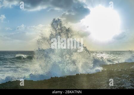 De grandes vagues s'écrasant contre les rochers au coucher du soleil, Grand Cayman Blowholes Banque D'Images