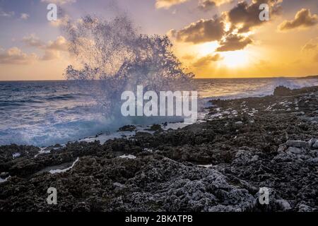 De grandes vagues s'écrasant contre les rochers au coucher du soleil, Grand Cayman Blowholes Banque D'Images