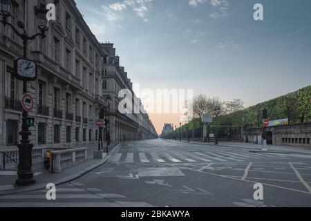 COVID-19 : rue de Rivoli, Paris, 2020 avril - pendant le confinement, matin sur la rue principale de la capitale avant de la fermer définitivement aux voitures. Banque D'Images