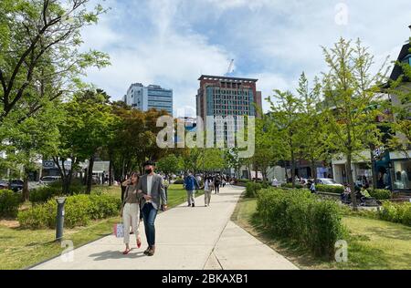 Séoul, Corée du Sud. 3 mai 2020. La photo prise avec un téléphone portable montre aux gens qui apprécient leur vie de week-end près de l'Université Hongik à Séoul, Corée du Sud, 3 mai 2020. Alors que les nouveaux cas de coronavirus restent faibles pendant des semaines en Corée du Sud, le gouvernement sud-coréen a annoncé dimanche que le pays allait passer à un régime de « quarantaine quotidienne » à partir du 6 mai, ce qui permettrait de assouplir les distances sociales strictes et de rouvrir les installations publiques. Crédit: Wang Jingqiang/Xinhua/Alay Live News Banque D'Images