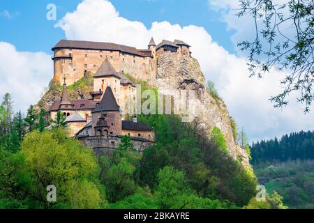 château médiéval d'orava sur la colline. beau paysage printanier dans une lumière aux eaux de la rivière. destination touristique populaire de la slovaquie Banque D'Images