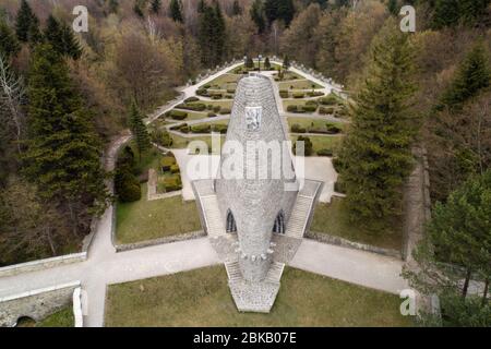 Vue aérienne du monument au cimetière commémoratif des soldats tchécoslovaques au col de la montagne Dukla, Slovaquie Banque D'Images