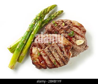 viande de bœuf fraîchement grillée, au thym et aux asperges, isolée sur fond blanc, vue sur le dessus Banque D'Images