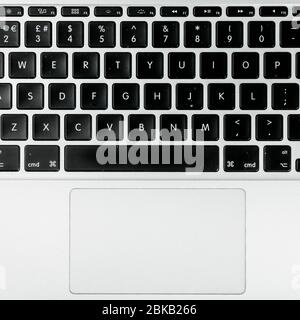 Poste de travail à distance Freelance, gros plan sur un ordinateur portable clavier sans personne Banque D'Images