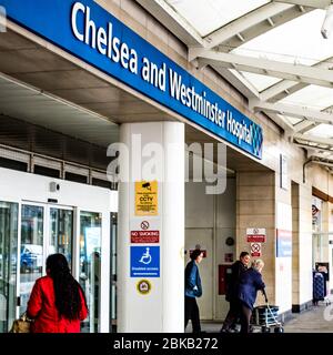 Les personnes arrivant et quittant l'entrée principale de Chelsea et de l'hôpital Westminster dans le sud de Londres Banque D'Images