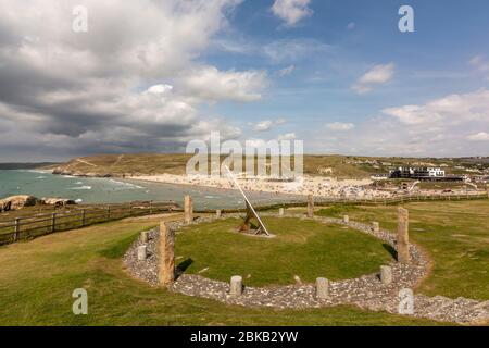 Le Perranzabuloe Millenium Sun Dial au sud / Droskyn point extrémité de la plage de Perranporth, nord de Cornwall, Royaume-Uni. Banque D'Images