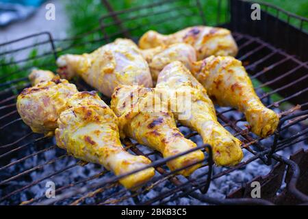 pattes de poulet grillé au charbon de bois, cuisson de viande sur le gril. Banque D'Images