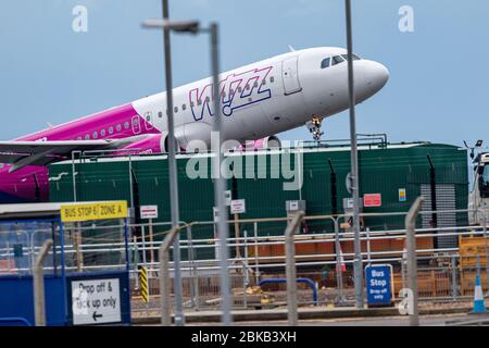 La photo du 1 mai montre le vol Wizz Air à Sofia en Bulgarie à l'aéroport de Londres Luton qui a décollé vendredi midi après la reprise des vols de la compagnie aérienne aujourd'hui. Les passagers portant un masque ont été vus embarquer dans un avion Wizz Air à Londres Luton cet après-midi (Ven), car la compagnie aérienne hongroise à bas prix a repris ses vols vers les destinations européennes. Ils ont tenu deux mètres à part lors de leur enregistrement pour le vol à Sofia en Bulgarie à 13:30 et la plupart, mais pas tous, ont gardé leur distance les uns des autres lorsqu'ils sont montés à bord. D'autres passagers ont été vus plus tôt débarquer de l'avion, qui était arrivé à L Banque D'Images