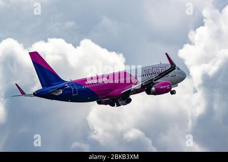 La photo du 1 mai montre le vol Wizz Air à Sofia en Bulgarie à l'aéroport de Londres Luton qui a décollé vendredi midi après la reprise des vols de la compagnie aérienne aujourd'hui. Les passagers portant un masque ont été vus embarquer dans un avion Wizz Air à Londres Luton cet après-midi (Ven), car la compagnie aérienne hongroise à bas prix a repris ses vols vers les destinations européennes. Ils ont tenu deux mètres à part lors de leur enregistrement pour le vol à Sofia en Bulgarie à 13:30 et la plupart, mais pas tous, ont gardé leur distance les uns des autres lorsqu'ils sont montés à bord. D'autres passagers ont été vus plus tôt débarquer de l'avion, qui était arrivé à L Banque D'Images