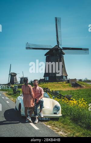 Schermerhorn Alkmaar Pays-Bas avril 2020. Couple faisant un voyage sur route avec une ancienne voiture de sport vintage White Porsche 356 Speedster, moulin à vent néerlandais Banque D'Images