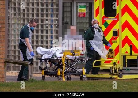 La photo du 29 avril montre que les équipages d'ambulance prennent des patients au service Covid-19 de l'hôpital Queen Elizabeth de KingÕs Lynn à Norfolk mercredi après-midi. Des ambulanciers étaient aujourd'hui (mer) vus livrer des patients avec des coronavirus soupçonnés à l'hôpital près de la QueenÕs Norfolk Estate C où Prince William et Kate restent actuellement avec leurs enfants. Le personnel du NHS a été vu pousser les patients sur les trolllies à l'hôpital Queen Elizabeth (QEH) de KingÕs Lynn, qui est à seulement 10 miles de Sandringham, où le couple Royal vit actuellement à Anmer Hall wi Banque D'Images