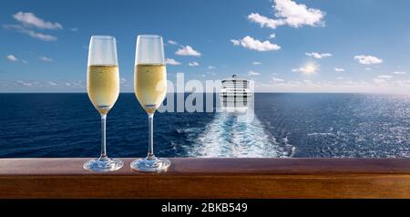 Croisière de luxe avec des verres de champagne sur une rampe en bois. Banque D'Images