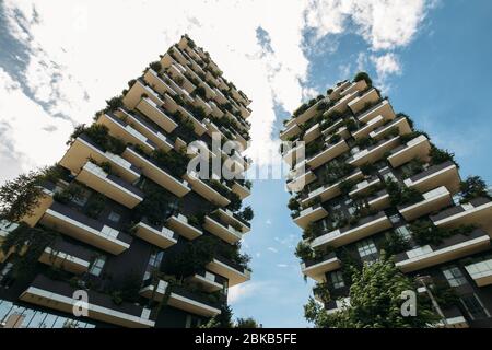 deux maisons avec des plantes sur les balcons de la ville contre le ciel bleu Banque D'Images