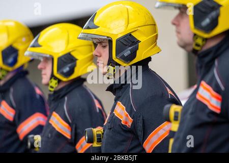 La photo du 28 avril montre les pompiers de Cambridge observant le silence d'une minute à 11:00 aujourd'hui pour le NHS et les travailleurs de la santé qui sont morts pendant l'épidémie de Coronavirus. Les pompiers de Cambridge ont observé aujourd'hui à 11 heures le silence d'une minute (Tues) pour commémorer les principaux travailleurs morts pendant le coronavirus. Les officiers se trouvaient à l'extérieur de leurs stations sur ParkerÕs Piece, au centre de la ville universitaire. Plus de 90 employés du NHS et des soins sont morts du coronavirus, ainsi que des travailleurs des transports et autres travailleurs clés. Banque D'Images