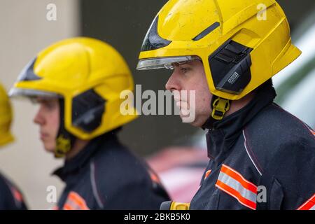 La photo du 28 avril montre les pompiers de Cambridge observant le silence d'une minute à 11:00 aujourd'hui pour le NHS et les travailleurs de la santé qui sont morts pendant l'épidémie de Coronavirus. Les pompiers de Cambridge ont observé aujourd'hui à 11 heures le silence d'une minute (Tues) pour commémorer les principaux travailleurs morts pendant le coronavirus. Les officiers se trouvaient à l'extérieur de leurs stations sur ParkerÕs Piece, au centre de la ville universitaire. Plus de 90 employés du NHS et des soins sont morts du coronavirus, ainsi que des travailleurs des transports et autres travailleurs clés. Banque D'Images