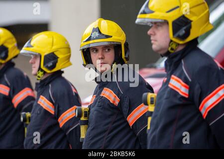 La photo du 28 avril montre les pompiers de Cambridge observant le silence d'une minute à 11:00 aujourd'hui pour le NHS et les travailleurs de la santé qui sont morts pendant l'épidémie de Coronavirus. Les pompiers de Cambridge ont observé aujourd'hui à 11 heures le silence d'une minute (Tues) pour commémorer les principaux travailleurs morts pendant le coronavirus. Les officiers se trouvaient à l'extérieur de leurs stations sur ParkerÕs Piece, au centre de la ville universitaire. Plus de 90 employés du NHS et des soins sont morts du coronavirus, ainsi que des travailleurs des transports et autres travailleurs clés. Banque D'Images