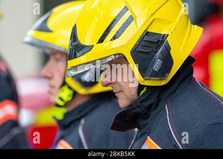 La photo du 28 avril montre les pompiers de Cambridge observant le silence d'une minute à 11:00 aujourd'hui pour le NHS et les travailleurs de la santé qui sont morts pendant l'épidémie de Coronavirus. Les pompiers de Cambridge ont observé aujourd'hui à 11 heures le silence d'une minute (Tues) pour commémorer les principaux travailleurs morts pendant le coronavirus. Les officiers se trouvaient à l'extérieur de leurs stations sur ParkerÕs Piece, au centre de la ville universitaire. Plus de 90 employés du NHS et des soins sont morts du coronavirus, ainsi que des travailleurs des transports et autres travailleurs clés. Banque D'Images