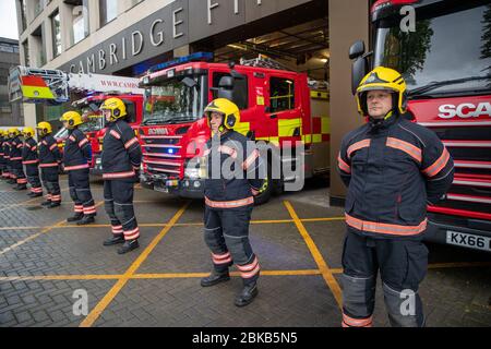 La photo du 28 avril montre les pompiers de Cambridge observant le silence d'une minute à 11:00 aujourd'hui pour le NHS et les travailleurs de la santé qui sont morts pendant l'épidémie de Coronavirus. Les pompiers de Cambridge ont observé aujourd'hui à 11 heures le silence d'une minute (Tues) pour commémorer les principaux travailleurs morts pendant le coronavirus. Les officiers se trouvaient à l'extérieur de leurs stations sur ParkerÕs Piece, au centre de la ville universitaire. Plus de 90 employés du NHS et des soins sont morts du coronavirus, ainsi que des travailleurs des transports et autres travailleurs clés. Banque D'Images