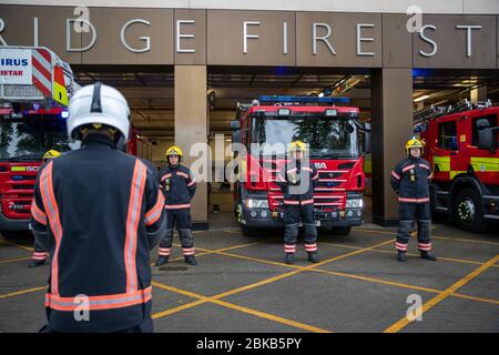 La photo du 28 avril montre les pompiers de Cambridge observant le silence d'une minute à 11:00 aujourd'hui pour le NHS et les travailleurs de la santé qui sont morts pendant l'épidémie de Coronavirus. Les pompiers de Cambridge ont observé aujourd'hui à 11 heures le silence d'une minute (Tues) pour commémorer les principaux travailleurs morts pendant le coronavirus. Les officiers se trouvaient à l'extérieur de leurs stations sur ParkerÕs Piece, au centre de la ville universitaire. Plus de 90 employés du NHS et des soins sont morts du coronavirus, ainsi que des travailleurs des transports et autres travailleurs clés. Banque D'Images