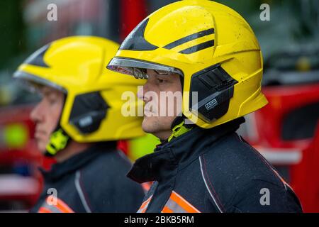 La photo du 28 avril montre les pompiers de Cambridge observant le silence d'une minute à 11:00 aujourd'hui pour le NHS et les travailleurs de la santé qui sont morts pendant l'épidémie de Coronavirus. Les pompiers de Cambridge ont observé aujourd'hui à 11 heures le silence d'une minute (Tues) pour commémorer les principaux travailleurs morts pendant le coronavirus. Les officiers se trouvaient à l'extérieur de leurs stations sur ParkerÕs Piece, au centre de la ville universitaire. Plus de 90 employés du NHS et des soins sont morts du coronavirus, ainsi que des travailleurs des transports et autres travailleurs clés. Banque D'Images