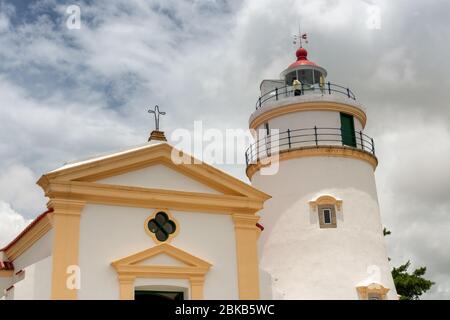 Macao (RAS de Macao) / Chine - 26 juillet 2015 : phare de Capela de Nossa Senhora da Guia et Guia à la forteresse de Guia à Macao, Chine. UNESCO World Heri Banque D'Images