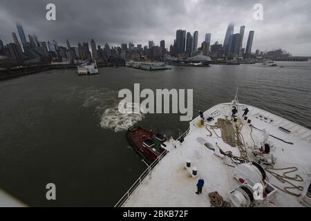 Norfolk, États-Unis d'Amérique. 9 mars 2020. NEW YORK (30 avril 2020) le navire hospitalier USNS Comfort (T-AH 20) quitte le port de New York après avoir traité des patients à New York et au New Jersey. Le navire et son groupe de travail médical embarqué restent prêts à être soumis à des tâches futures. La Marine, ainsi que d'autres forces spécialisées du Commandement Nord des États-Unis, reste engagée dans tout le pays à l'appui de la plus large COVID-19 Response Credit: Storms Media Group/Alay Live News Banque D'Images